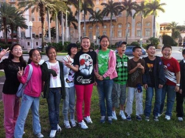 库东投资 男大十八变！网友晒出与范丞丞小学出游合照